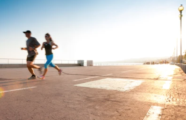Personnes en train de courir en extérieur
